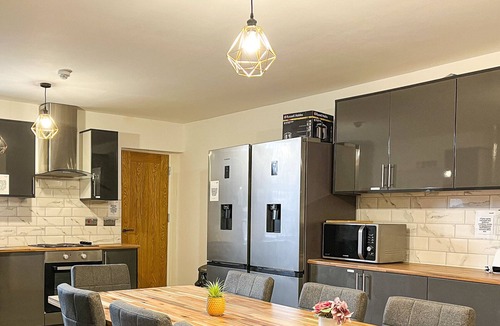 Manchester House | Spacious 9-Bed Home with Large Driveway