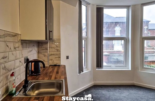 Manchester House | Spacious 9-Bed Home with Large Driveway