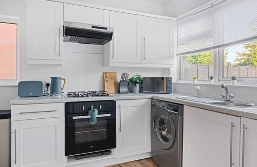 Toton House | Spacious and Bright Home | Perfect for Contractors