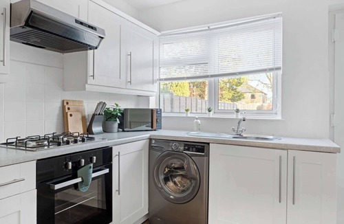 Toton House | Spacious and Bright Home | Perfect for Contractors
