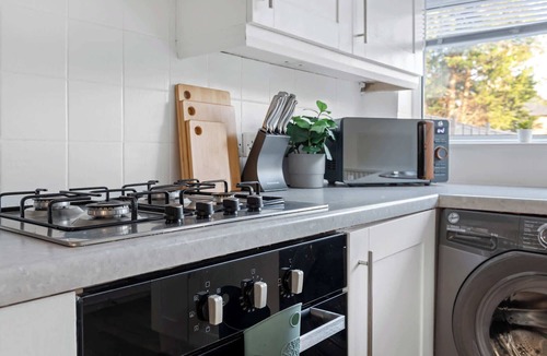 Toton House | Spacious and Bright Home | Perfect for Contractors