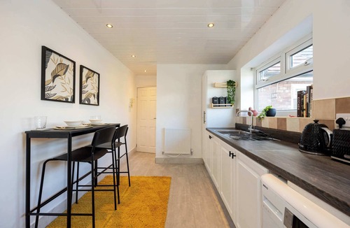 Broadheath Apartment | Spacious Apartment near MCR Airport