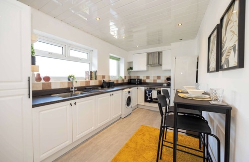 Broadheath Apartment | Spacious Apartment near MCR Airport