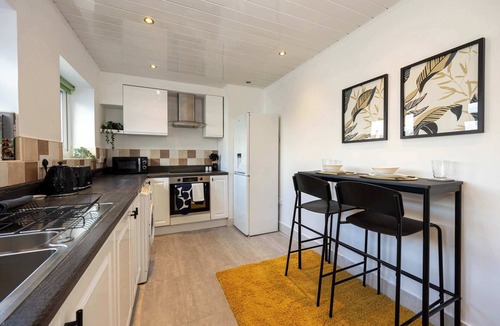 Broadheath Apartment | Spacious Apartment near MCR Airport