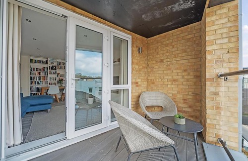 Runnymede Apartment | Spacious Apartment in Addlestone with Free Parking- Pass the Keys
