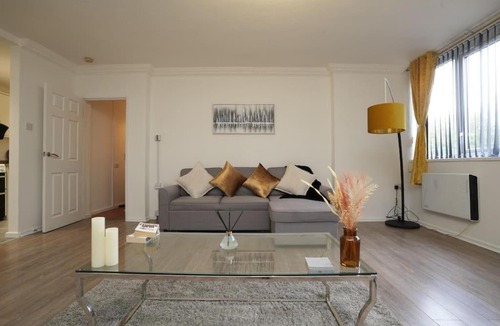 Luton Apartment | Spacious Apartment - Long stays welcome