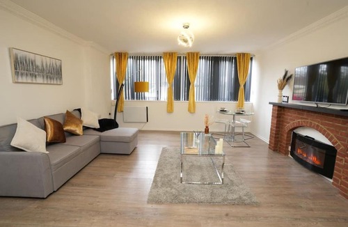 Luton Apartment | Spacious Apartment - Long stays welcome