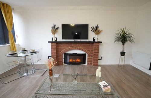Luton Apartment | Spacious Apartment - Long stays welcome