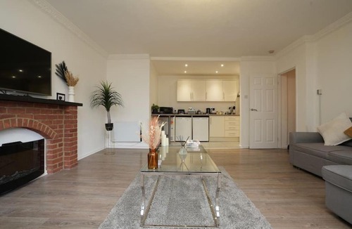 Luton Apartment | Spacious Apartment - Long stays welcome