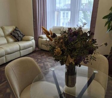Cranbrook Apartment | Spacious Apartment Sleeps 2 with Parking newly refurbished