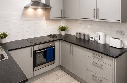 Barnsley House | Spacious Barnsley Home I Sleeps 6 I Parking I WiFi