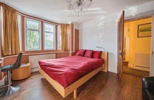 Slough House | Spacious Berkshire home - Perfect for groups and contractors
