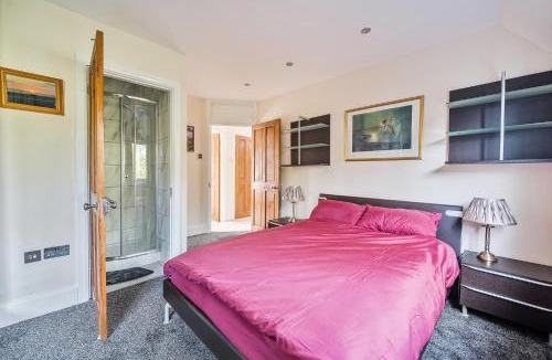 Slough House | Spacious Berkshire home - Perfect for groups and contractors
