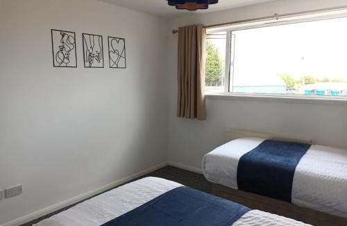 Stonnall House | Spacious Birmingham House - 7 Guests -Free Parking