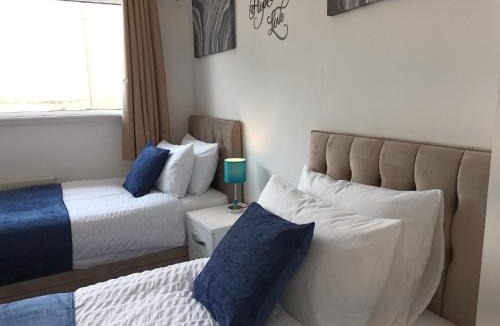 Stonnall House | Spacious Birmingham House - 7 Guests -Free Parking
