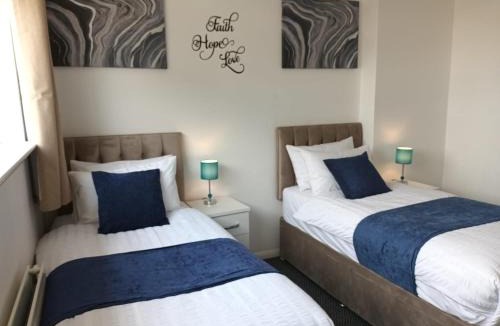 Stonnall House | Spacious Birmingham House - 7 Guests -Free Parking