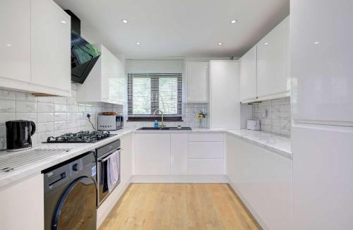 Newborough House | Spacious & Bright 3 Bedroom House in Peterborough