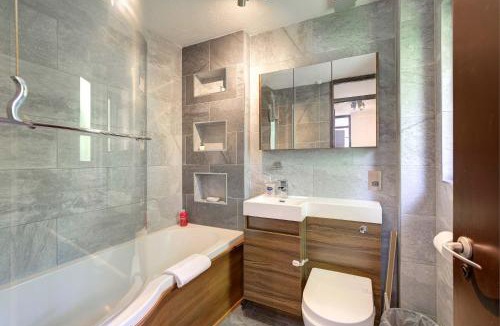 Newborough House | Spacious & Bright 3 Bedroom House in Peterborough