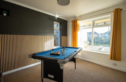 Loughborough House | Spacious Canalside Cottage - Games Room - Dog Walks