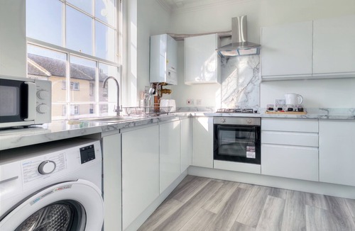 Maidstone Apartment | Spacious Central 2-Bed Apartment | Parking | Sleeps 5 | Family Friendly