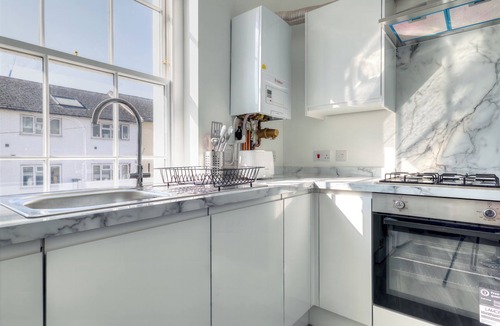 Maidstone Apartment | Spacious Central 2-Bed Apartment | Parking | Sleeps 5 | Family Friendly