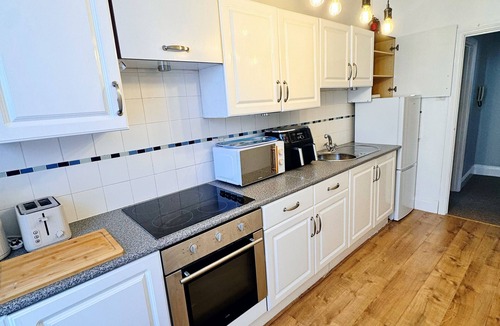 Plymouth Apartment | Spacious Central and Chic Apartment 65"TV