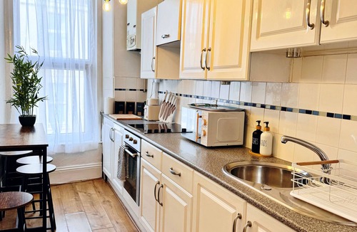Plymouth Apartment | Spacious Central and Chic Apartment 65"TV