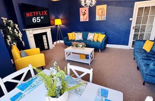 Plymouth Apartment | Spacious Central and Chic Apartment 65"TV