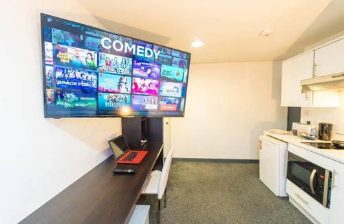Selly Oak Apartment | Spacious Comfortable studio near the university
