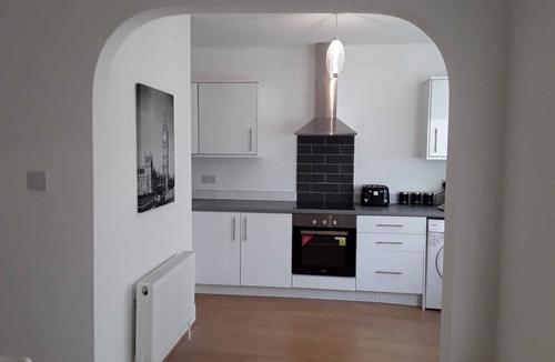 Belle Vue House | Spacious Comfortable house close to Etihad + parking