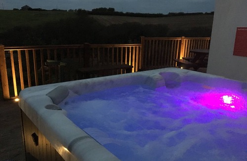 Treyarnon Cottage | Spacious Cornish cottage, (8) & dog, hot-tub, privacy, sea views, parking.