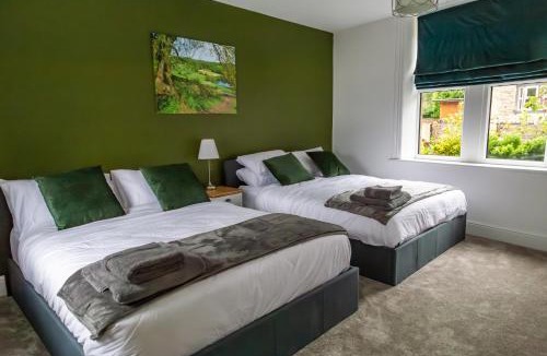 Baildon House | Spacious Cottage with Private Hot Tub