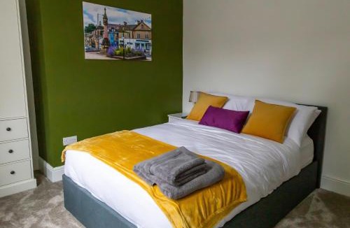 Baildon House | Spacious Cottage with Private Hot Tub