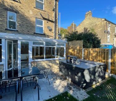 Baildon House | Spacious Cottage with Private Hot Tub