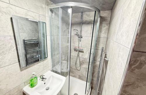 Tatenhill Apartment | Spacious Coventry Home, Garden, 4Parking!
