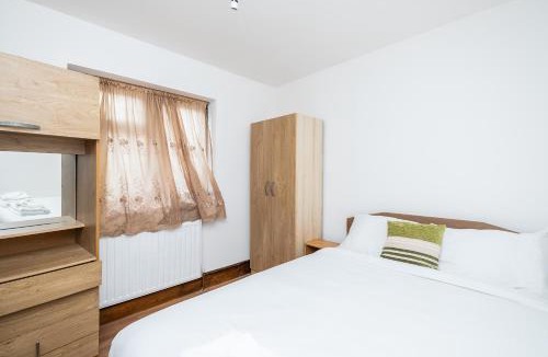 Parsloes House | Spacious Dagenham 4Bedroom House with Parking
