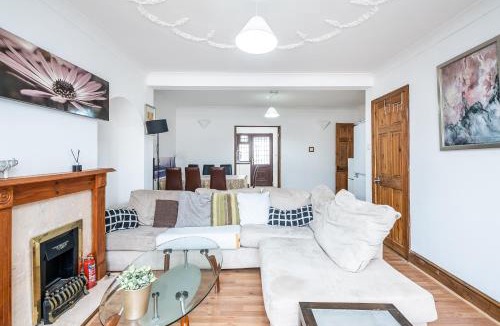 Parsloes House | Spacious Dagenham 4Bedroom House with Parking