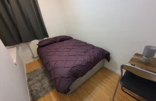 Birch House | Spacious Double Bedroom WC Greater Manchester