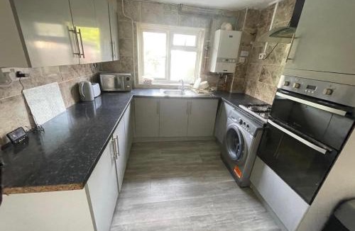 Stevenage House | Spacious Double Room By Town Centre