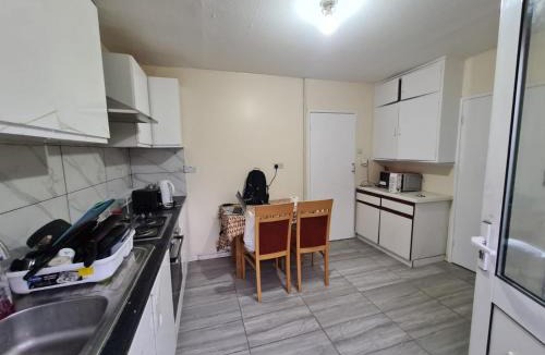 Hillingdon House | Spacious Double Room Ideal for Professionals Heathrow Uxbridge Access StockleyPark Brunel University Hillingdon Hospital Prologis Park