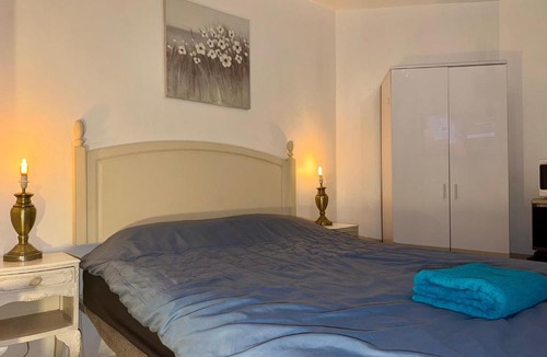 Burnt Oak Hotel | Spacious Double Room with own Sink