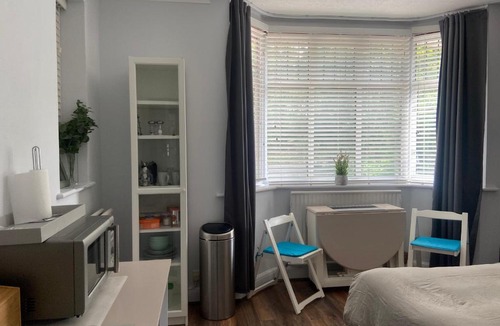 London Borough of Bromley House | Spacious Double Studio-style room