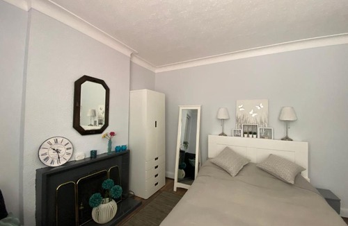 London Borough of Bromley House | Spacious Double Studio-style room