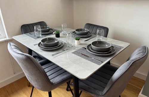 Oldham Apartment | Spacious Duplex Apartment in Greater Manchester - Fast Wifi - Kingsize Bed
