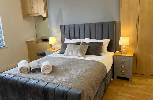 Oldham Apartment | Spacious Duplex Apartment in Greater Manchester - Fast Wifi - Kingsize Bed