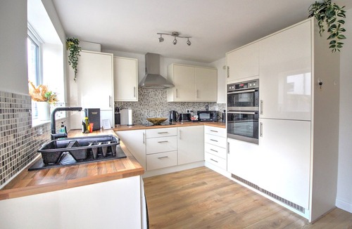 Newcastle-upon-Tyne House | Spacious Eco-Friendly 3-Bedroom Home | Sleeps 8 | Parking | Fast Wi-Fi