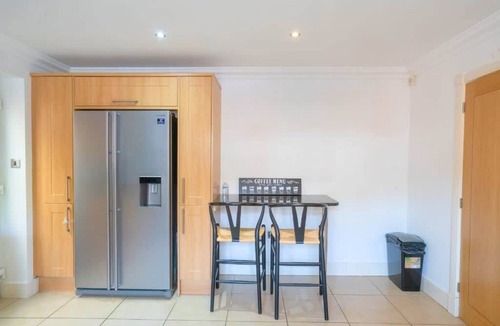 Marston Green House | Spacious Emirates 5BR Family & Contractor Stay NEC