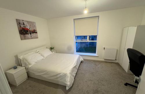 South Hornchurch House | Spacious en-suite room near Rainham & Dagenham