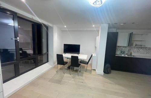 Slough Apartment | Spacious Flat for Professional