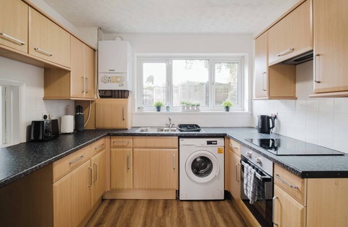 Northampton House | Spacious 3-Bed Home with Free Parking